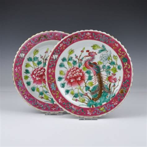 A Pair of Straits Porcelain Famille Rose Plates - China - - Catawiki