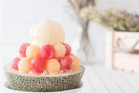 Ice melon bingsu, célèbre glace coréenne sur table 3062257 Photo de ...