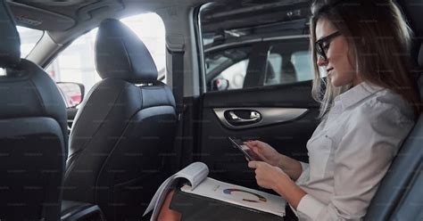 Documents dans le bloc-notes. Une femme d’affaires intelligente est ...