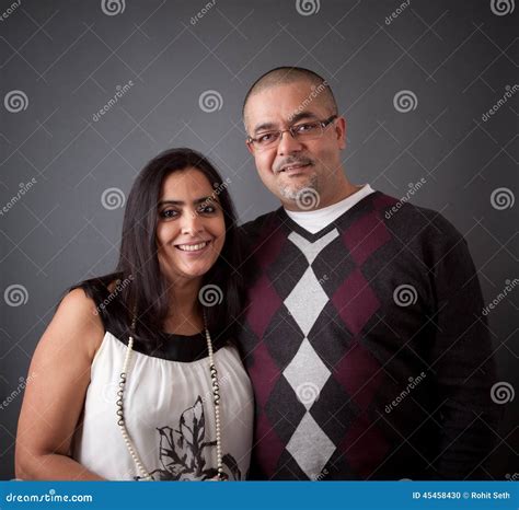 Couples Heureux D'Indien Est Photo stock - Image du isolement, jeune ...