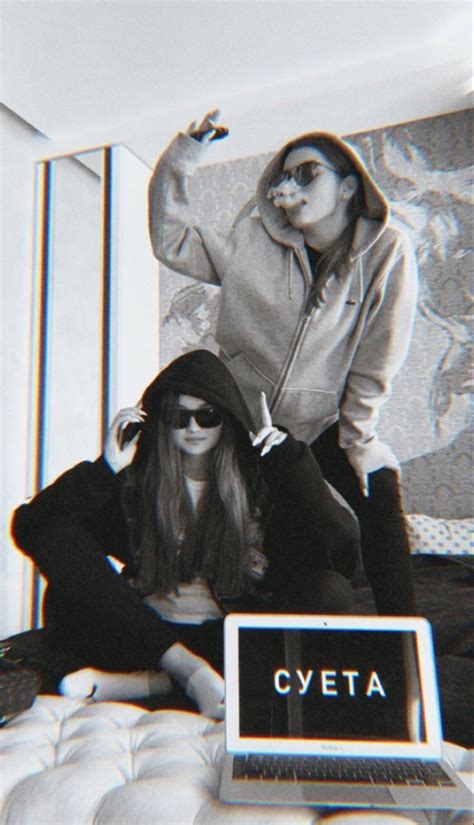 идея для фото с подругой🖤 | Подростковые позы, Фотосессия, Братские фото