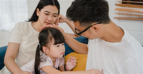 Papa de famille asiatique heureux et joyeux, maman et fille jouant à un ...