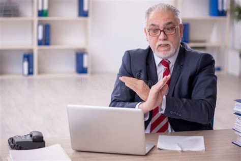 Ancien Employé Masculin Et Trop De Travail Au Bureau Image stock ...