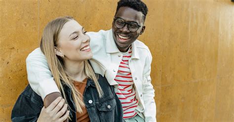 The 4 Differences Between Platonic Love & Romantic Love