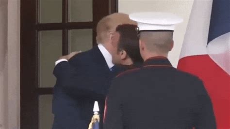 Vidéo : entre bisous et jardinage, le couple Macron est arrivé aux ...