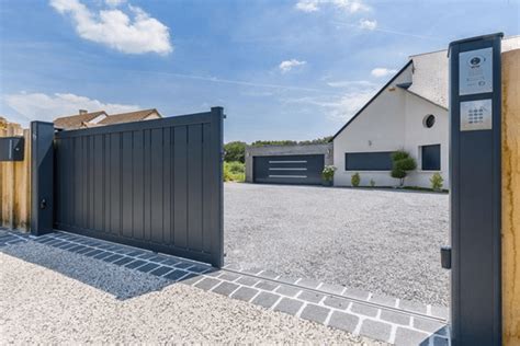 Portail coulissant qui se bloque : que faire ? Nos conseils