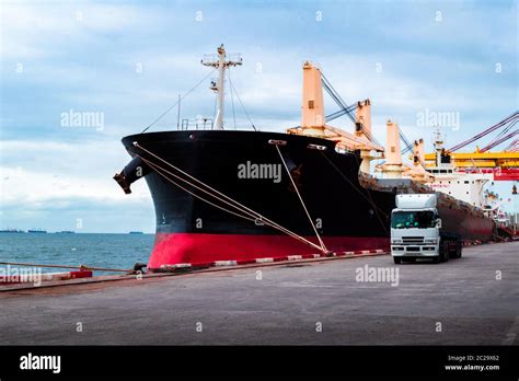 Bulk carrier cargo ship discharging hi-res stock photography and images ...