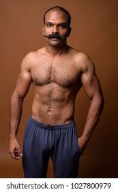 Photo de stock Homme indien musclé avec chemise de 1655334472 ...