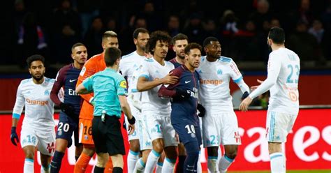 Neymar entouré des joueurs de l'OM lors du match de Ligue 1 PSG - OM (3 ...