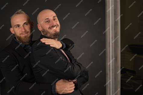 Deux Hommes Brutaux En Costume Posent Dans Le Miroir, Se Tiennent Côte ...