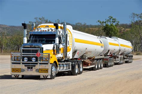 Detroit DD15 Powered Road train – Australian Roadtrains