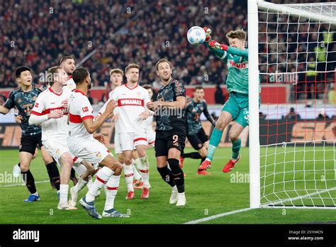 Stuttgart, Ger. 28th Feb, 2025. im Bild: Torwart Alexander Nuebel (VFB ...