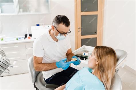 Dentiste montrant le moulage des dents de la patiente avant l ...