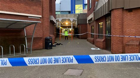 Man found dead in car at Worcester retail park - BBC News