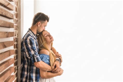 Jeune homme embrasse une femme sur son front | Photo Gratuite