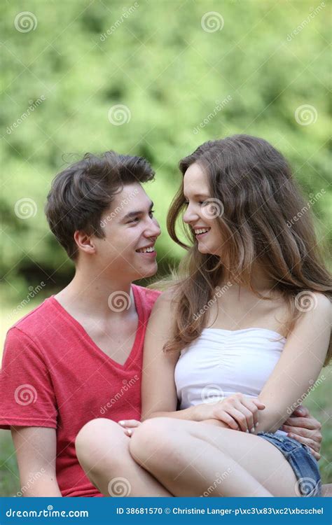 Jeunes Couples Adolescents Heureux Romantiques Photo stock - Image du ...