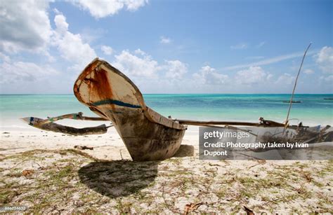 Barque Traditionnelle De Pêcheur Sur La Plage De Jambiani High-Res ...