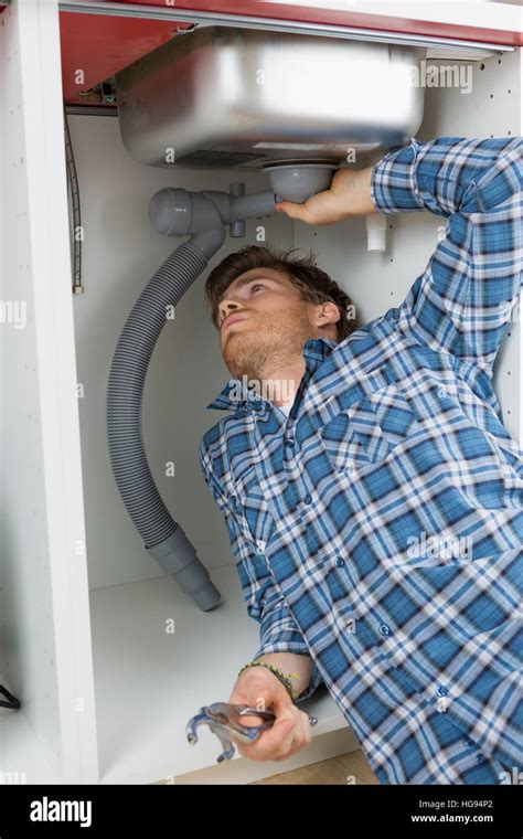 Plumber working Banque de photographies et d’images à haute résolution ...