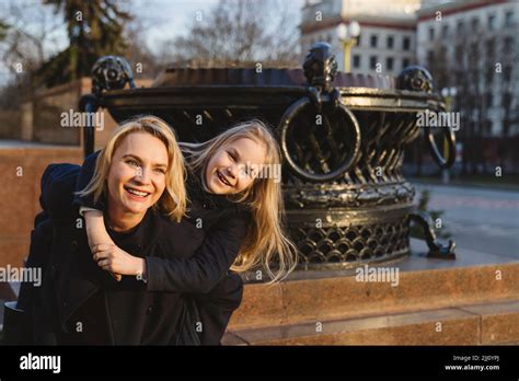 Mother daughter 8 years old Banque de photographies et d’images à haute ...