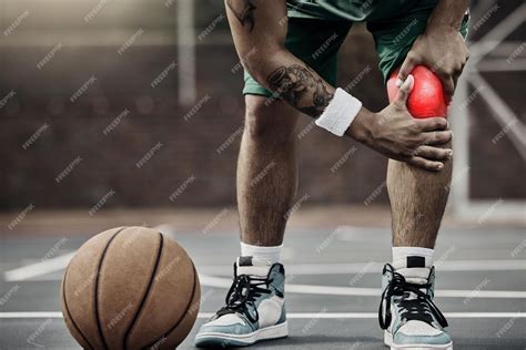 Blessure sportive au basket-ball et douleur au genou ou athlète sur un ...