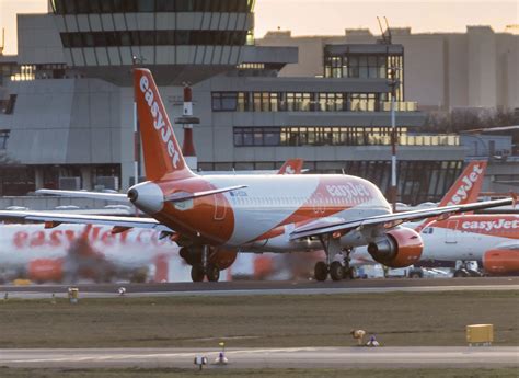 Aéroport de Lyon : plein de vols annulés pour les départs en vacances ...