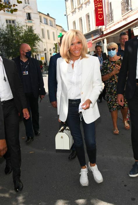 Brigitte Macron : découvrez ses baskets fétiches (et d'une marque française !) qu'elle porte très souvent