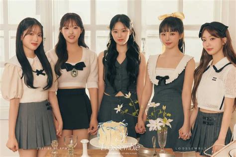 Un groupe de filles qui ont été surprises en train de manger des ...