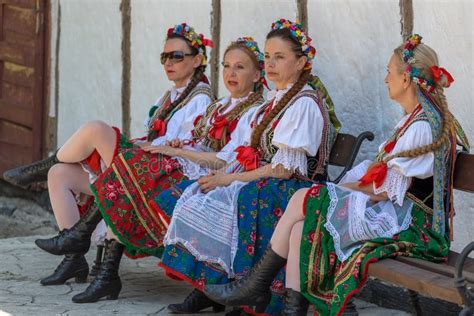 Danseuse Polonaise De Femmes Dans Le Costume Traditionnel Image ...
