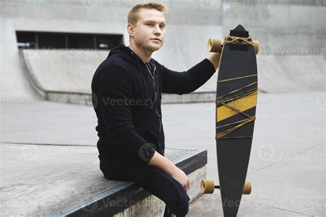Jeune mec handicapé avec un longboard dans un skatepark 16292128 Photo ...