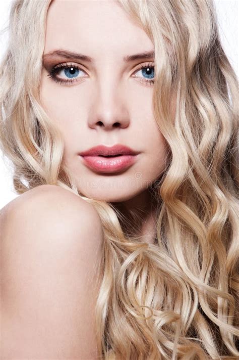 Verticale De Plan Rapproché De Belle Blonde Image stock - Image du ...