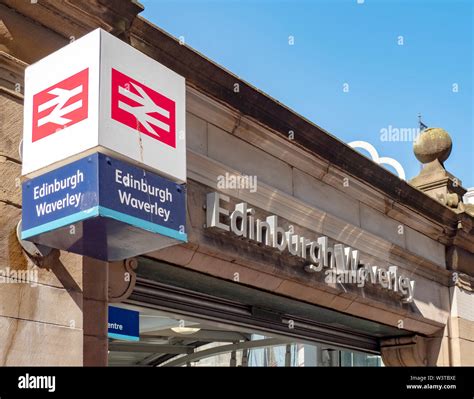 Entrance edinburgh waverley station hi-res stock photography and images ...