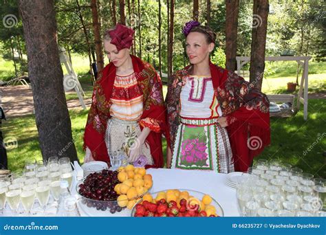 Filles D'invité De Réunion Belles Dans Des Costumes Russes Nationaux ...