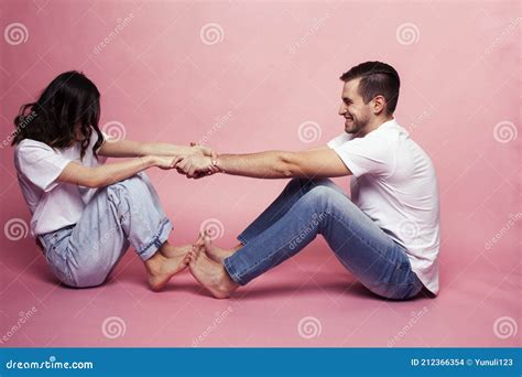 Jeunes Couples Caucasiens Gay Ayant Ensemble Amuser Au Mode De Vie ...