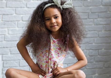 Vite, des idées de coiffures pour petite fille aux cheveux bouclés ...