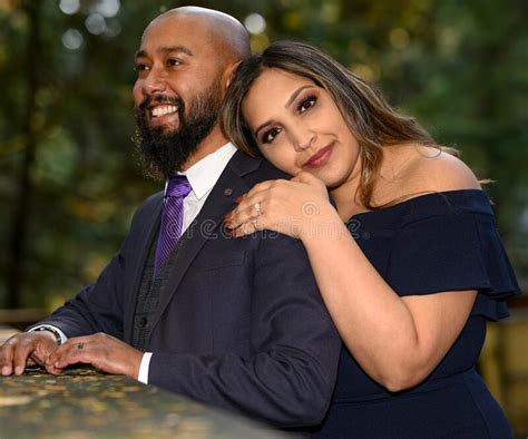 Photo Pleine D'amour D'un Jeune Couple Mixte Affectueux Se Tenant Dans ...