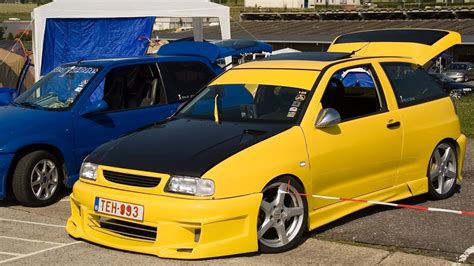 Exposition de Car Tuning - Courses automobiles [Court métrage musical]