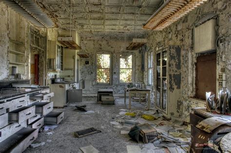 Laboratoire dans un asile abandonné NYC | Abandoned churches, Abandoned ...