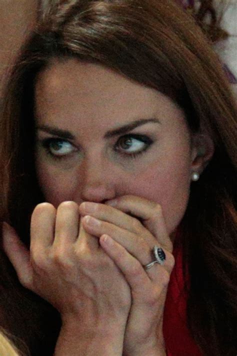 Mangiarsi le unghie: come smettere consigli onicofagia esperto | Vogue ...