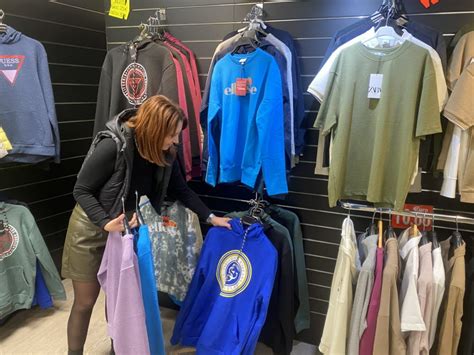 Vosges. Épinal : le magasin Mondestock, qui propose des vêtements à ...