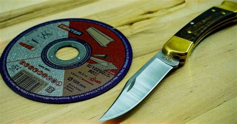 Afilador de cuchillos casero a partir de un disco de esmeril usado