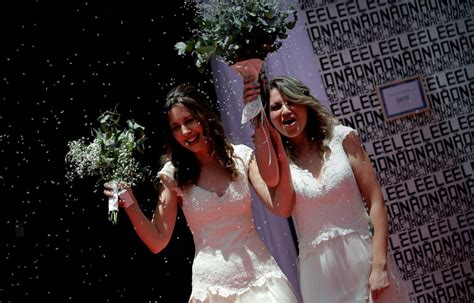 Brésil: Des couples gays se marient avant que Jair Bolsonaro n'arrive ...