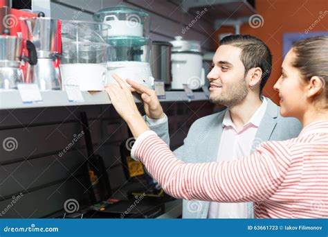 Vendeur Et Client Dans Le Magasin Image stock - Image du positif, prix ...