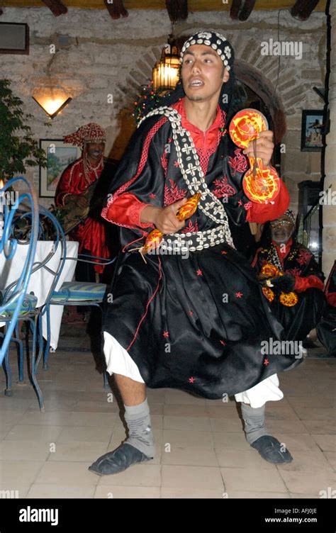 Danseurs folkloriques marocains Banque de photographies et d’images à ...