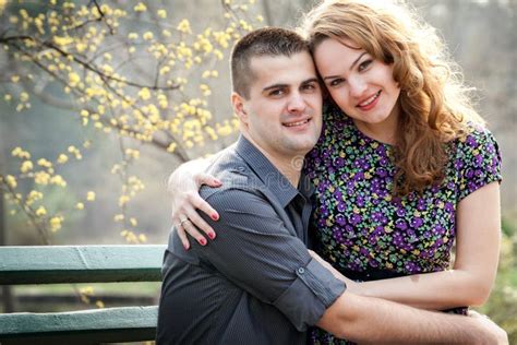 Couples Heureux - Amoureux Mignons En Stationnement Photo stock - Image ...