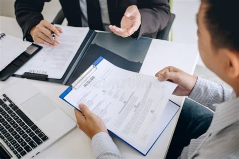 La Participation De L'employeur Ou De Recruteur Lisant Un Pendant L ...