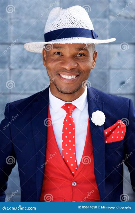 Jeune Homme Africain Beau Dans Le Costume Et Le Chapeau Photo stock ...