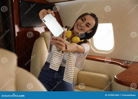 Jeune Femme Avec Casque Prenant Le Selfie Dans L'avion Photo stock ...