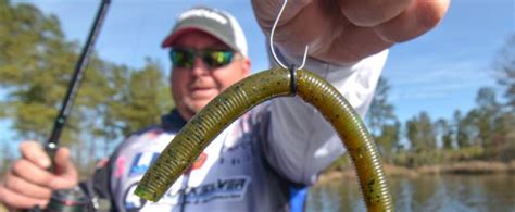 Wacky Rig Fishing for Bass: Guide to Using the Wacky Worm Rig – Barb ...
