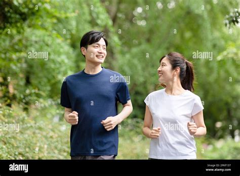 Running men and women Stock Photo - Alamy