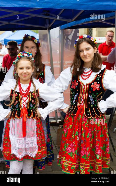 Bedford, Britain, Young Girls in Colourful Traditional Polish Dresses ...